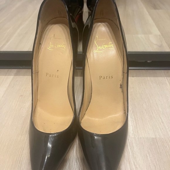 Size 6 authentic LOUBOUTIN red bottoms. - Picture 5 of 6